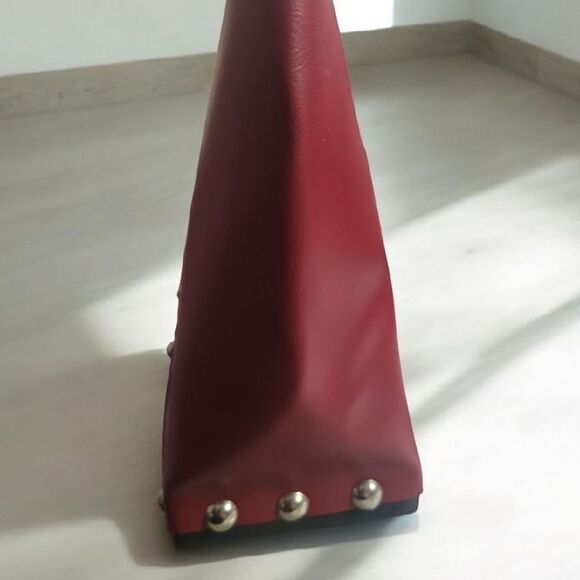 HARDWEAR BY RENEE RUNWAY RED SMALL TOTE - Picture 5 of 10